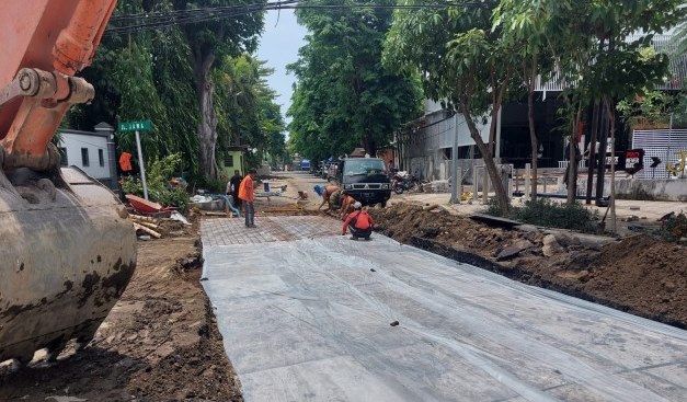 Salah satu pekerjaan pembangunan saluran air yang sudah dilakukan pemasangan penutup.