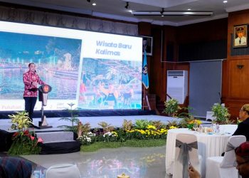 Wali Kota Surabaya Eri Cahyadi berbicara di depan para peserta Professor Summit IV Institut Sepuluh Nopember (ITS) Kota Surabaya dari Majelis Dewan Guru Besar se-Indonesia di gedung Sawunggaling Pemkot Surabaya.