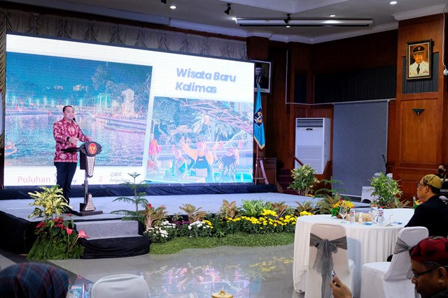 Wali Kota Surabaya Eri Cahyadi berbicara di depan para peserta Professor Summit IV Institut Sepuluh Nopember (ITS) Kota Surabaya dari Majelis Dewan Guru Besar se-Indonesia di gedung Sawunggaling Pemkot Surabaya.