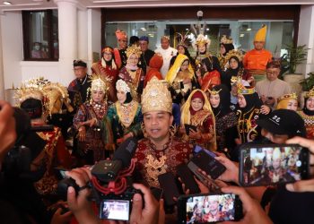 Wali Kota Surabaya Eri Cahyadi usai upacara peringatan Hari Sumpah Pemuda di halaman Balai Kota Surabaya.