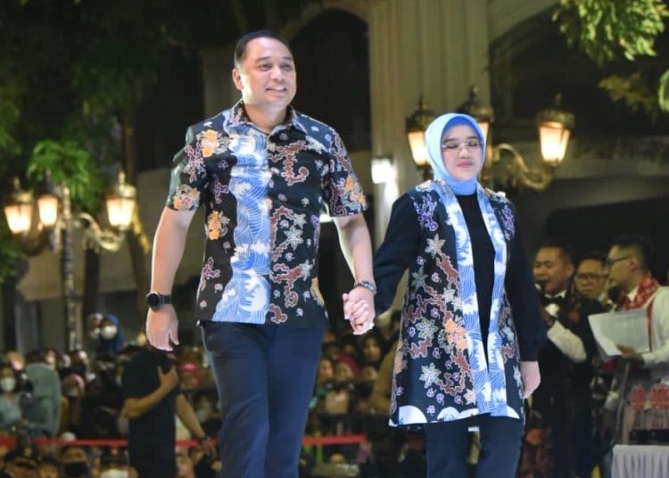 Wali Kota Eri Cahyadi bersama Ketua Dekranasda Rini Indriyani memeragarakan busana produk batik khas Surabaya.