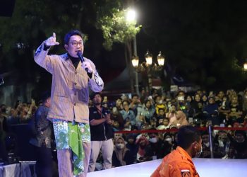 Mantan vokalis Yovie and Nuno, Dudy Oris menghibur warga dalam gelaran ‘Karnaval Nang Tunjungan’.