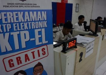 Foto iIlustrasi: pelayanan administrasi kependudukan di Kota Surabaya.