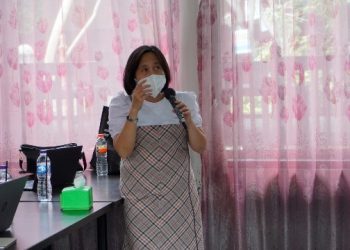 Ketua tim riset SIPETA Prof Erma Suryani saat memaparkan fitur-fitur aplikasi SIPETA kepada stakeholder terkait dalam Focus Group Discussion (FGD) di Jombang.