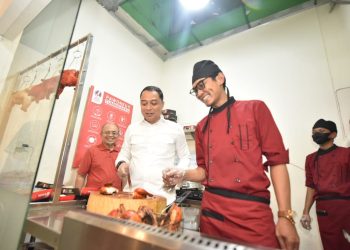 Wali Kota Surabaya Eri Cahyadi melaunching outlet Usaha Mikro Kecil dan Menengah (UMKM) Ayam Canton Soerabaja di Jalan Kedungdoro, Kecamatan Tegalsari, Surabaya.