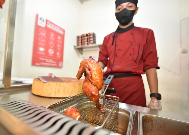 Outlet Ayam Canton Soerabaja di Jalan Kedungdoro, Kecamatan Tegalsari, Surabaya.