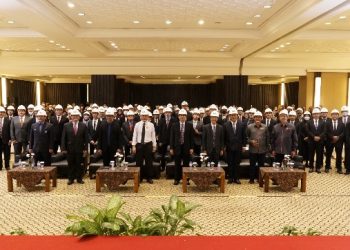 Lulusan PSPPI ITS Angkatan ke-9 bersama Persatuan Insinyur Indonesia Wilayah Jawa Timur dan jajaran pimpinan ITS.