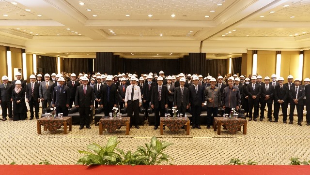 Lulusan PSPPI ITS Angkatan ke-9 bersama Persatuan Insinyur Indonesia Wilayah Jawa Timur dan jajaran pimpinan ITS.