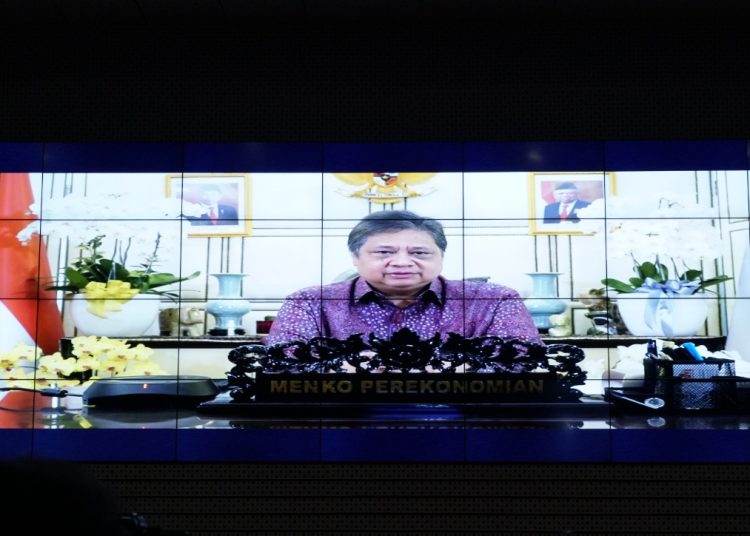 Menteri Koordinator Perekonomian Republik Indonesia (Kemenko Ekon RI) Dr (HC) Ir Airlangga Hartarto memberikan sambutan pembukaan secara virtual dalam Ekon Goes to Campus.