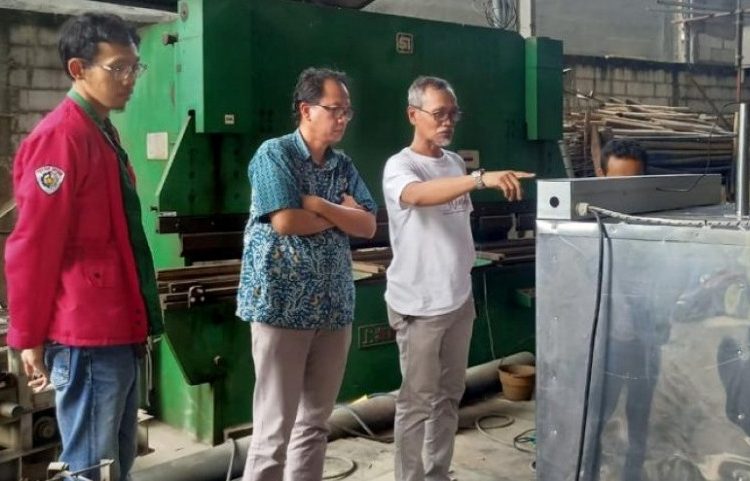 Mesin pengering ikan (tampak depan) yang diberikan oleh Tim KKN ITS kepada nelayan Desa Cumpat, Surabaya untuk mempermudah mata pencaharian masyarakat setempat.