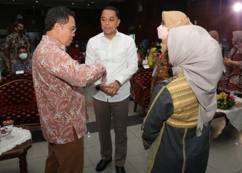Direktur Pencegahan dan Pengendalian Penyakit Menular Langsung (P2PML) Kementerian Kesehatan RI, dr. Imran Pambudi mengobrol dengan Wali Kota Surabaya Eri Cahyadi.