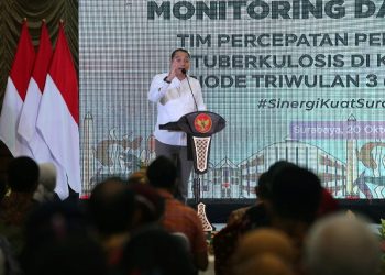 Wali Kota Surabaya, Eri Cahyadi saat pertemuan Monitoring dan Evaluasi Tim Percepatan Penanggulangan TBC di Graha Sawunggaling.