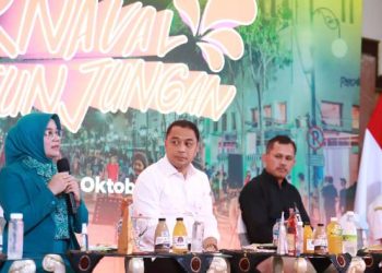 Ketua Dewan Kerajinan Nasional Daerah (Dekranasda) Surabaya, Rini Indriyani (kiri) dalam konferensi pers Karnaval Nang Tunjungan.