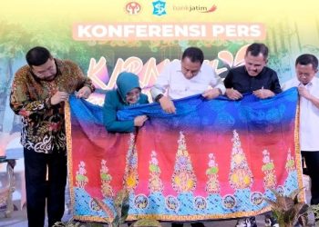 Batik khas Surabaya akan diperkenalkan di Karnaval nang Tunjungan. Batik ini akan dipakai Wali Kota Surabaya Eri Cahyadi bersama beberapa kepala daerah lain dalam fashion show di acara tersebut.