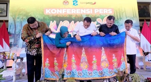 Batik khas Surabaya akan diperkenalkan di Karnaval nang Tunjungan. Batik ini akan dipakai Wali Kota Surabaya Eri Cahyadi bersama beberapa kepala daerah lain dalam fashion show di acara tersebut.