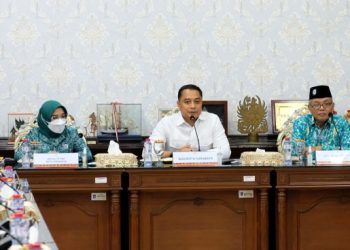 Wali Kota Surabaya, Eri Cahyadi  menggelar pertemuan dengan Ketua Pimpinan Cabang Muhammadiyah dan Ketua Pimpinan Cabang Aisyiyah Kota Surabaya, di ruang sidang wali kota.