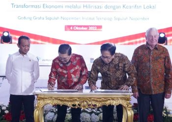Penandatanganan MoU oleh Presiden Direktur PT Freeport Indonesia Tony Wenas (dua dari kiri) dan Rektor ITS Prof Dr Ir Mochamad Ashari MEng IPU AEng (dua dari kanan)