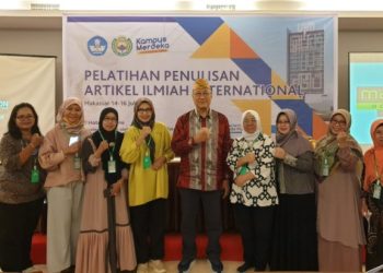 Prof Drs Ec Ir Riyanarto Sarno MSc PhD (tengah berpeci) saat menjadi trainer pelatihan penulisan publikasi artikel ilmiah internasional.