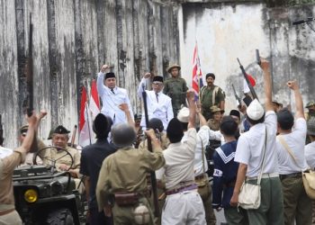 Wali Kota Surabaya Eri Cahyadi syuting film dokumenter ‘Soera Ing Baja’ di di Jalan Kalisosok Kidul, Surabaya. Ia memerankan Soekarno.