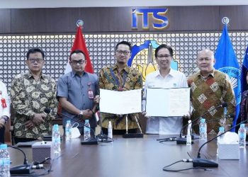 Prosesi penandatanganan MoU oleh Direktur PT Petrogas Jatim Utama Buyung Afrianto ST MSc (empat dari kiri) dan Rektor ITS Prof Dr Ir Mochamad Ashari MEng (tiga dari kanan)