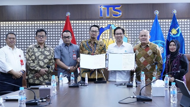 Prosesi penandatanganan MoU oleh Direktur PT Petrogas Jatim Utama Buyung Afrianto ST MSc (empat dari kiri) dan Rektor ITS Prof Dr Ir Mochamad Ashari MEng (tiga dari kanan)