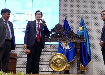 Sambutan sekaligus pembukaan Professor Summit 2022 oleh Rektor ITS, Prof Dr Ir Mochamad Ashari MEng IPU AEng (tengah) yang didampingi oleh pimpinan pengurus profesor Indonesia.