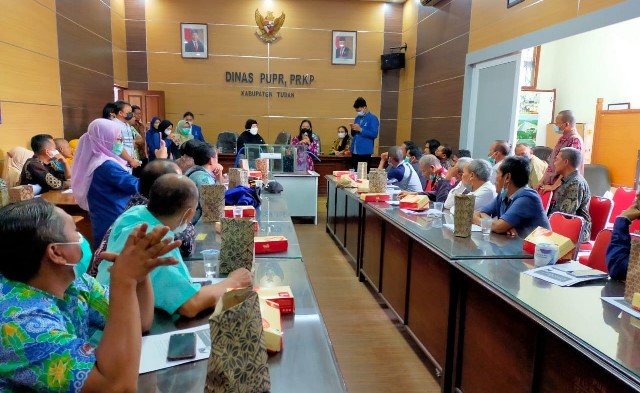 Sesi pelatihan IPAL oleh Tim Abmas ITS di kantor Dinas Pekerjaan Umum, Penataan Ruang, Perumahan Rakyat, dan Kawasan Permukiman (PUPR PRKP) Kabupaten Tuban.