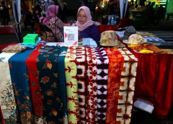 Salah satu stand UMKM yang memamerkan produk batik khas Surabaya dalam gelaran 'Karnaval Nang Tunjungan'.