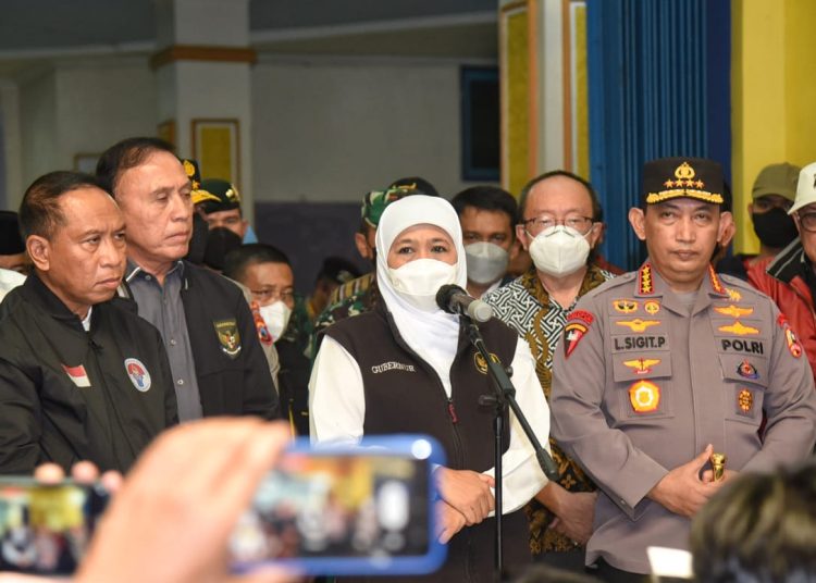 Gubernur Jawa Timur Khofifah Indar Parawansa memberikan keterangan kepada awak media massa usai meninjau Stadion Kanjuruhan.