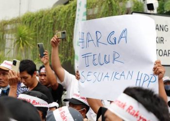 Komunitas Perternak Unggas Nasional Mandiri UMKM mendatangi kantor gubernur Jawa Timur Jalan Pahlawan Surabaya.