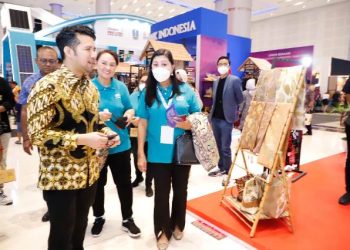 Wakil Gubernur Jawa Timur Emil Elestianto Dardak mengajak delegasi Eastern Regional Organization for Planning and Human Settlements (EAROPH)  melihat pameran kerajinan tangan UMKM Provinsi Jatim dalam gelaran Jatim Fair di Grand City.