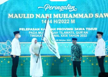 Gubernur Jawa Timur Khofifah Indar Parawansa secara simbolis menyerahkan bendera sebagai pelepasan kafilah Jatim menuju Musabaqah Tilawatil Quran (MTQ) Tingkat Nasional ke 29 di Banjarmasin, Kalimantan Selatan.