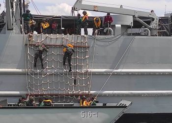 Latihan debarkasi pasukan turun jaring yang digelar di KRI Teluk Banten-516 dari Satuan Kapal Amfibi (Satfib) Koarmada II.