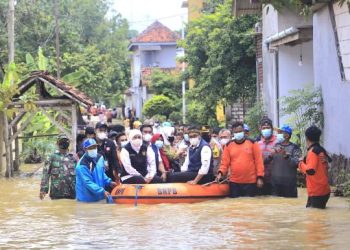 SURABAYATODAY.ID, SURABAYA - Gubernur Jawa Timur Khofifah Indar Parawansa dalam salah satu kegiatannya meninjau lokasi bencana alam.