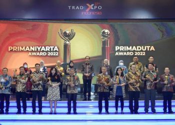 Presiden RI Joko Widodo bersama beberapa penerima penghargaan di sela pembukaan Trade Expo Indonesia ke - 37 di Hall Nusantara Indonesia Exhibition (ISE) BSD City, Tangerang.