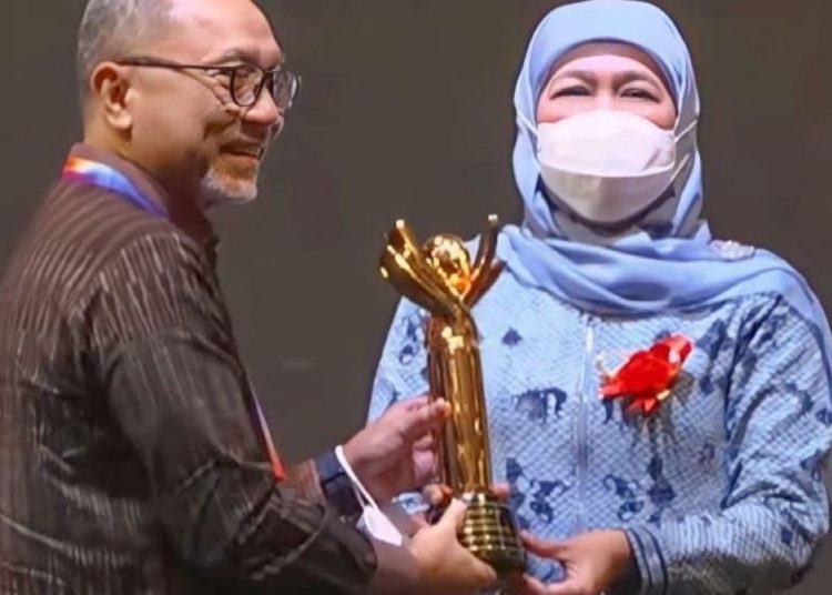 Menteri Perdagangan Zulkifli Hasan penghargaan Primaniyarta menyerahkan kepada Gubernur Jawa Timur Khofifah Indar Parawansa.