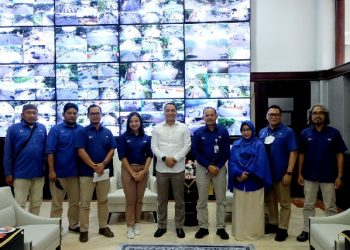 Wali Kota Eri Cahyadi dan jajaran TVRI Jawa Timur, serta sutradara dan crew film Soera Ing Baja.