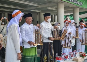 Wali Kota Surabaya Eri Cahyadi dan Wakil Wali Kota Surabaya Armuji saat upacara Hari Santri Nasional 2022 di halaman Balai Kota Surabaya.