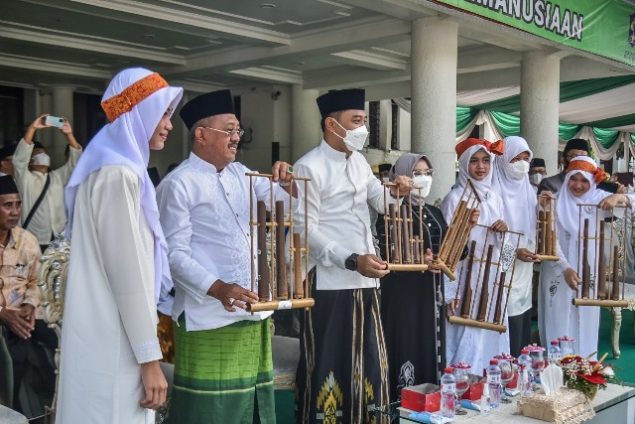 Wali Kota Surabaya Eri Cahyadi dan Wakil Wali Kota Surabaya Armuji saat upacara Hari Santri Nasional 2022 di halaman Balai Kota Surabaya.