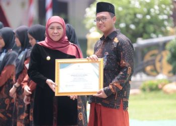 Penyerahan sertifikat salawat badar sebagai Warisan Budaya Tak Benda Indonesia kepada ahli waris pencipta Salawat Badar KH. Ali Mansur Siddiq dari Menteri Pendidikan, Kebudayaan Riset dan Teknologi Nadiem Makarim.