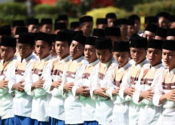 Para santri dalam upacara peringatan Hari Santri Nasional 2022 di gedung Negara Grahadi, Surabaya.