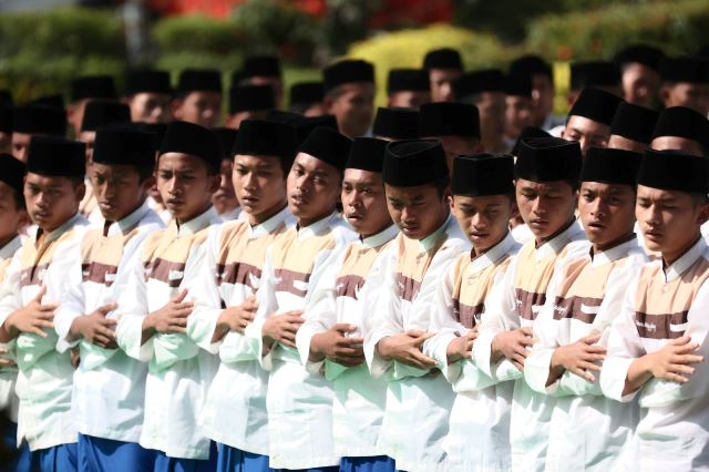 Para santri dalam upacara peringatan Hari Santri Nasional 2022 di gedung Negara Grahadi, Surabaya.