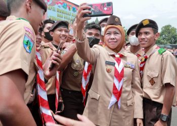 Gubernur Khofifah Indar Parawansa di sela Apel Wawasan Kebangsaan dan Bela Negara Kwarda Jawa Timur Tahun 2022, di lapangan upacara Ahmad Yani Kodam V/ Brawijaya.