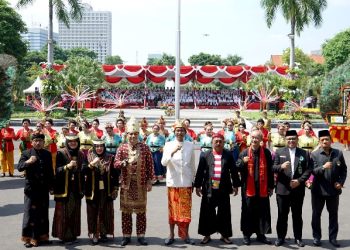 Suasana kebhinnekaan dalam upacara Hari Sumpah Pemuda yang digelar di halaman Balai Kota Surabaya.