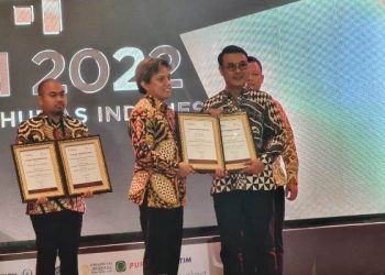 Penyerahan penghargaan kepada para pemenang pemimpin terpopuler di media digital 2022 dalam ajang Anugerah Humas Indonesia (AHI) yang digelar di Malang.
