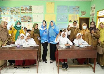 Arumi Bachsin dalam kegiatan sosialisasi kegiatan gemar minum susu, makan telur dan daging bagi pelajar sekolah dasar di Mojokerto.