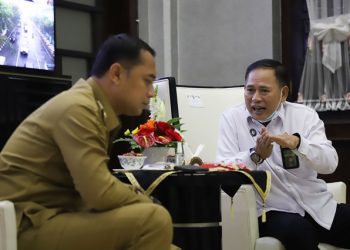 Ketua Pengadilan Agama Surabaya Samarul Falah saat bertemu dengan Wali Kota Surabaya Eri Cahyadi.