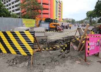 Pembangunan box culvert di Jalan Dupak, tepatnya di depan Pasar Turi Baru.