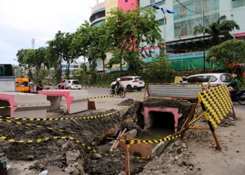 Pembangunan box culvert di Jalan Dupak, tepatnya di depan Pasar Turi Baru.