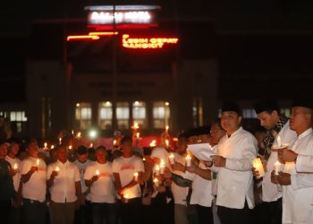 Doa bersama di halaman Taman Surya, Balai Kota Surabaya untuk para korban insiden Stadion Kanjuruhan.